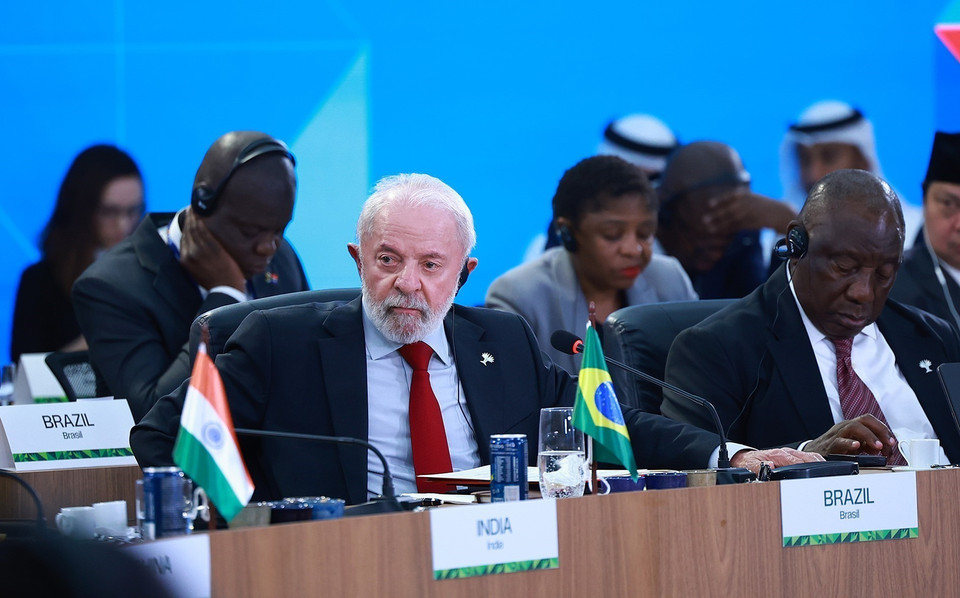 Brazilian President Lula da Silva chairs the high-level discussion session on "Strengthening Multilateralism, Economic and Financial Issues, and Artificial Intelligence". (Photo: VNA)