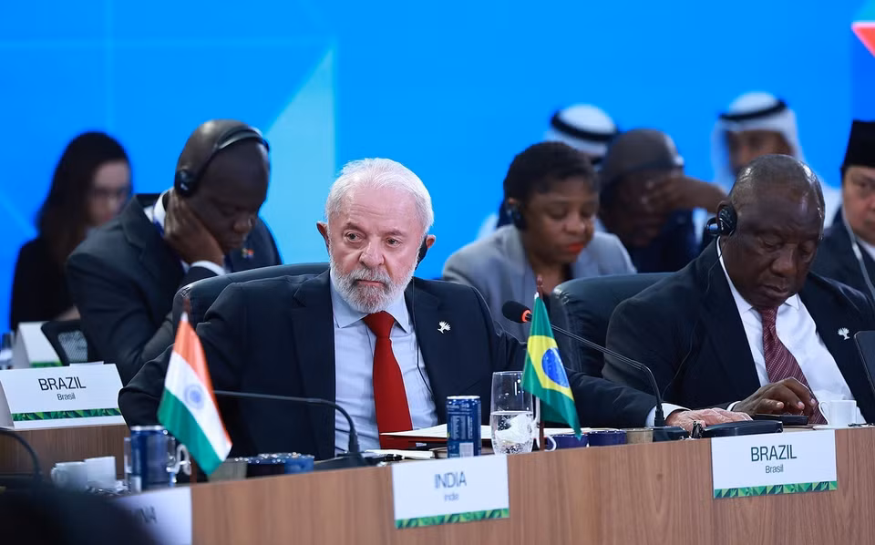 Brazilian President Lula da Silva chairs the high-level discussion session on "Strengthening Multilateralism, Economic and Financial Issues, and Artificial Intelligence". (Photo: VNA)