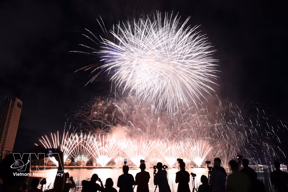 Fireworks display by the Da Nang (Vietnam) team. (Photo: VNA)