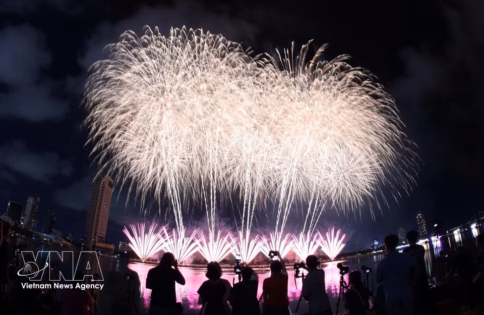 Fireworks display by the Chinese team. (Photo: VNA)