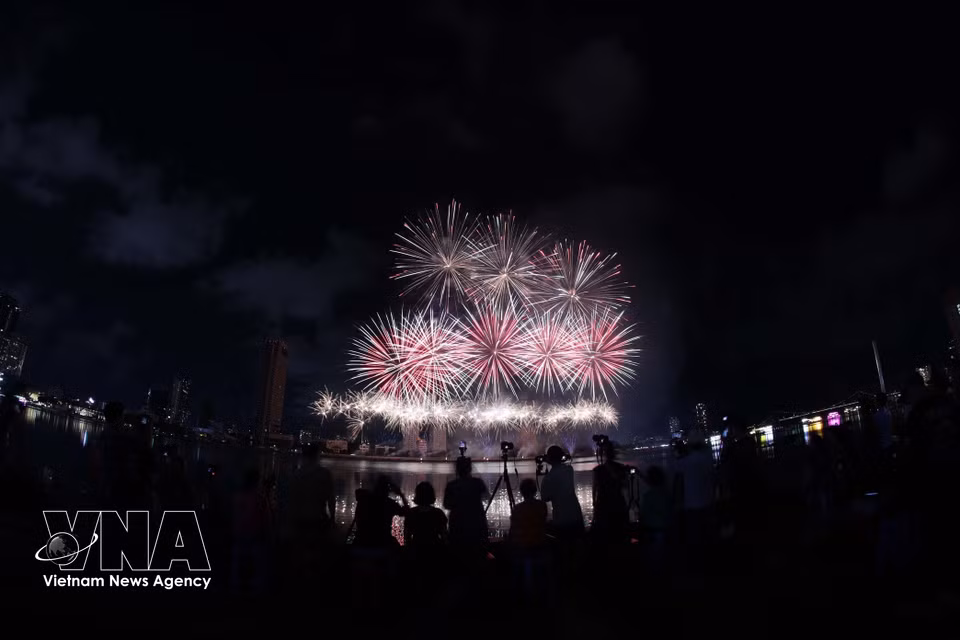 Fireworks display by the Da Nang (Vietnam) team. (Photo: VNA)