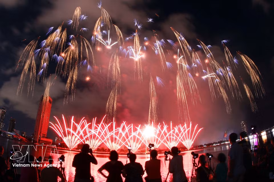 Fireworks display by the Chinese team. (Photo: VNA)
