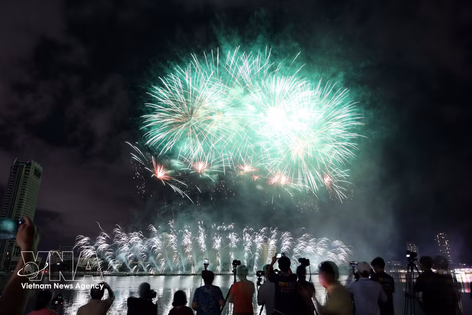 Fireworks display by the Da Nang (Vietnam) team. (Photo: VNA)