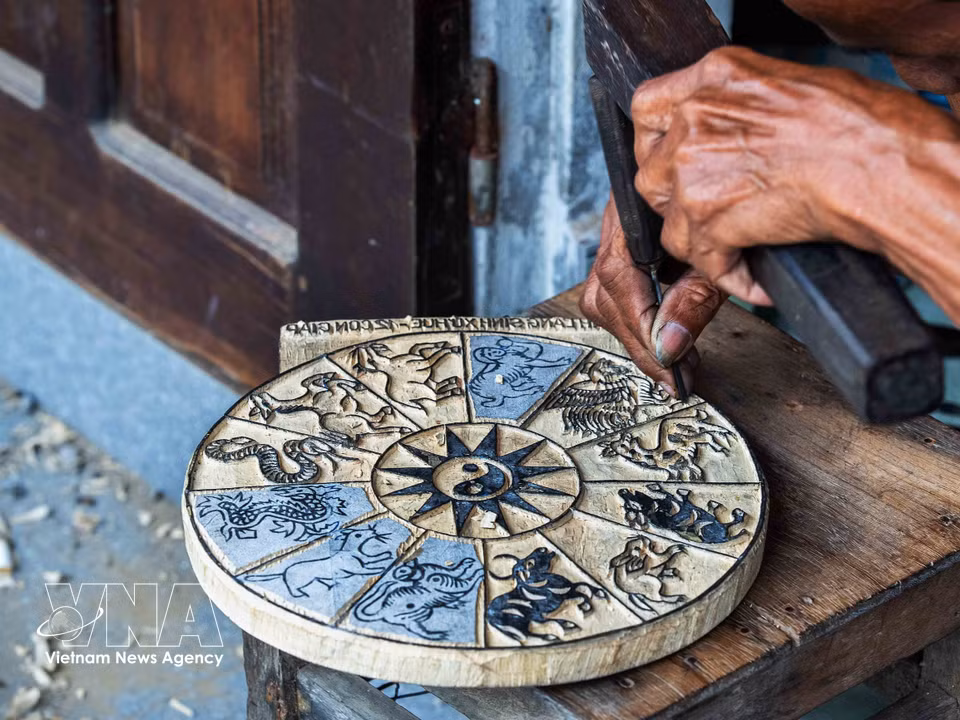 Woodblock carving requires not only strength and patience but also strong memory and visual thinking. Artisans must carve in reverse, with all lines and patterns mirrored from the final printed image. (Photo: VNA)