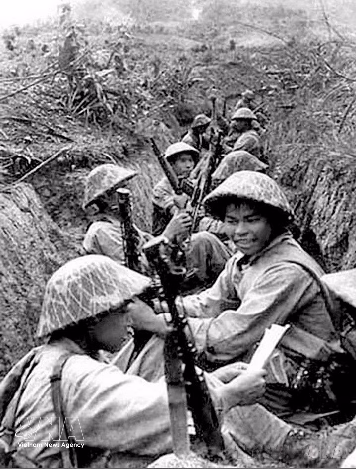 Between engagements, soldiers take time to read letters from home in the trenches. (Photo: VNA)