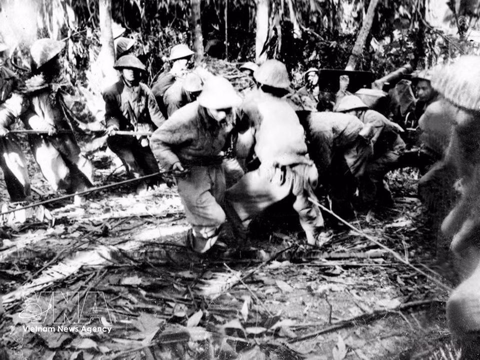 The decision to withdraw artillery and shift from a “quick attack, quick victory” strategy to a “steady attack, steady advance” approach was difficult but highly strategic, reflecting the sound judgement of Commander-in-Chief Vo Nguyen Giap. (Photo: VNA)