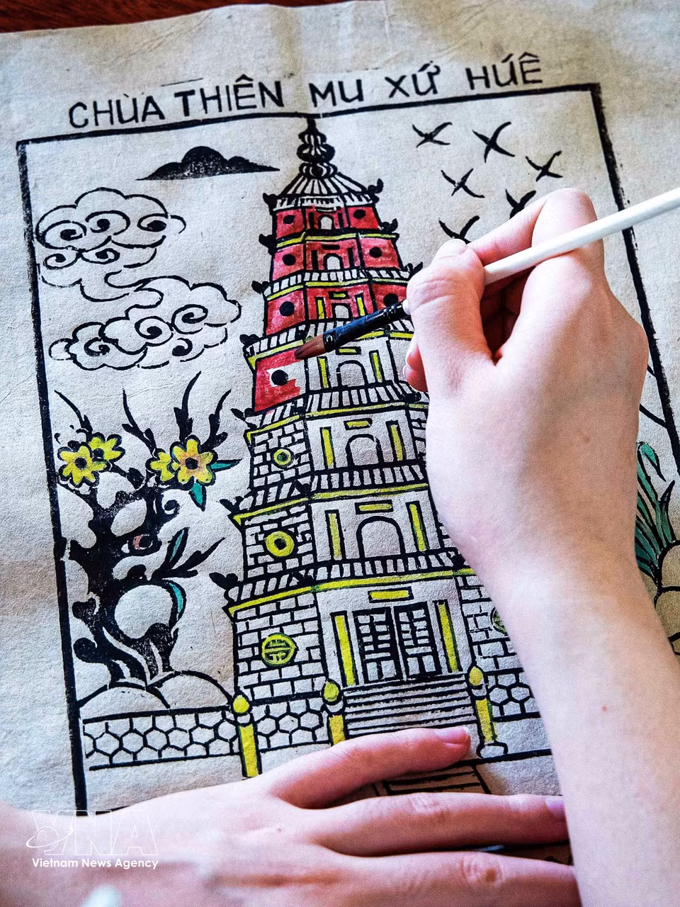 To meet tourism demand, artisan Pham Cong Khai has also created woodblocks featuring Hue’s landmarks such as Thien Mu Pagoda and Truong Tien Bridge, transforming Sinh village paintings from ritual objects into distinctive souvenirs. (Photo: VNA)