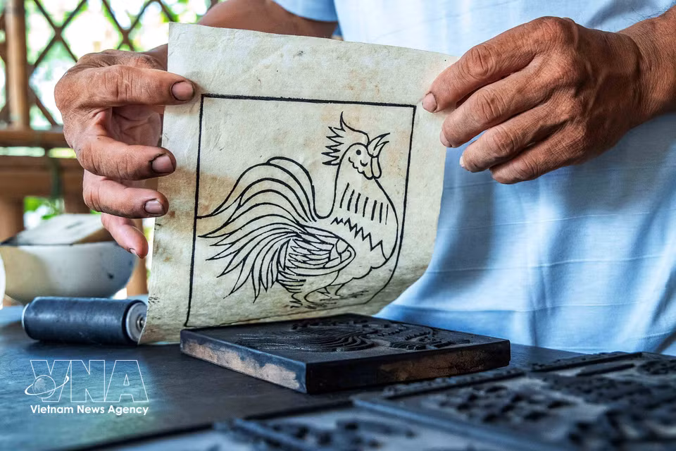 Unlike other multi-colour prints, Sinh village paintings use woodblocks only to create outlines, with colours added by hand afterwards, making each piece unique. (Photo: VNA)