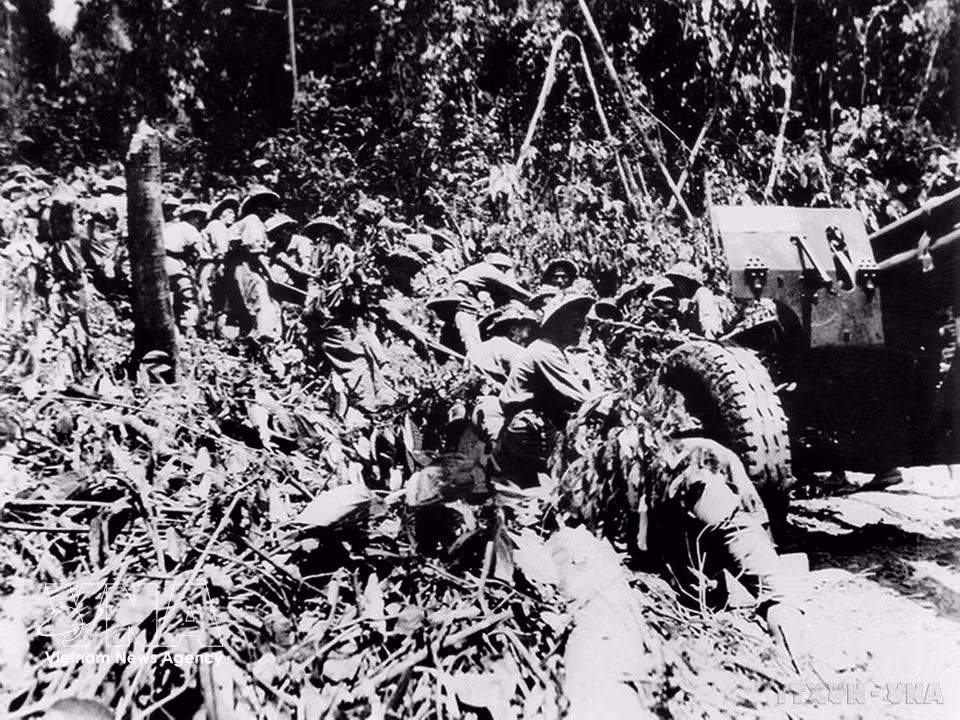 Artillery units haul guns weighing dozens of tonnes into position. (Photo: VNA)