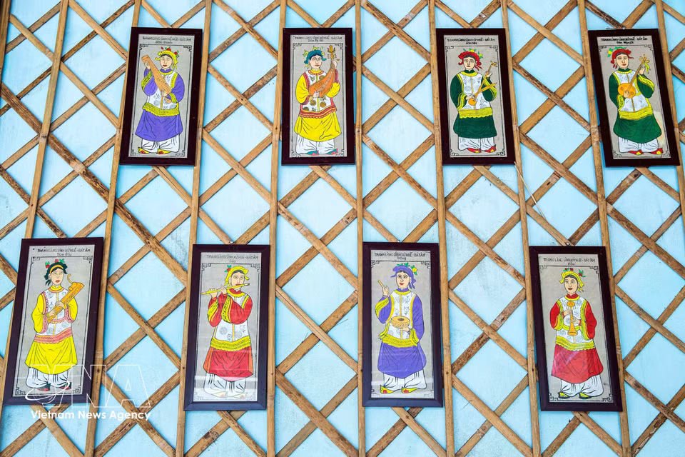 The “Bat Am” series is among the most artistically significant works of the tradition. Depicting young women in “ma tien” costumes performing traditional instruments, the paintings reflect the graceful and refined beauty of Hue. (Photo: VNA)