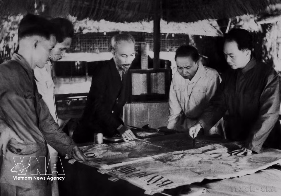 In December 1953, the Party Central Committee and President Ho Chi Minh decided to open a decisive strategic front aimed at destroying the elite French expeditionary stronghold at Dien Bien Phu. (Photo: VNA)