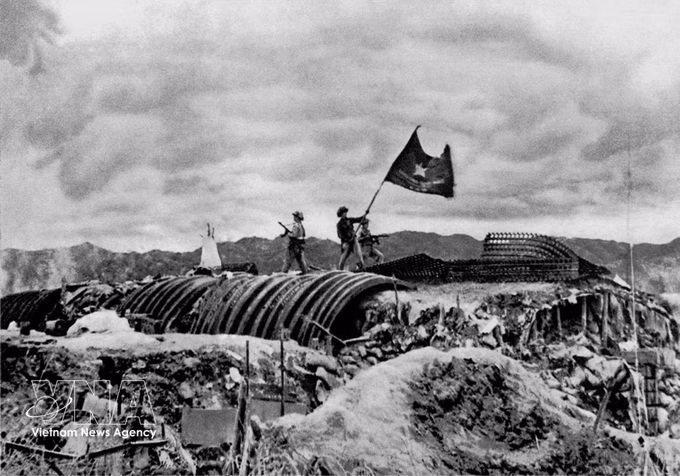 The “Determined to Fight, Determined to Win” flag of the Vietnam People’s Army flies atop the headquarters bunker of the French stronghold at Dien Bien Phu, May 7, 1954. (Photo: VNA)