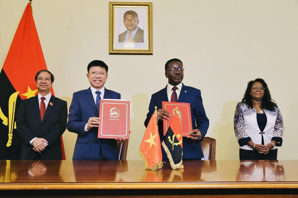 Minister of Education and Training Nguyen Kim Son and Angola’s Minister of Higher Education, Science, Technology and Innovation Maria do Rosário Bragança witness the signing of a cooperation agreement between the University of Social Sciences and Humanities, Hanoi, and Agostinho Neto University at the 7th Vietnam–Angola Intergovernmental Committee meeting (Luanda, March 28, 2024). (Photo: VNA)