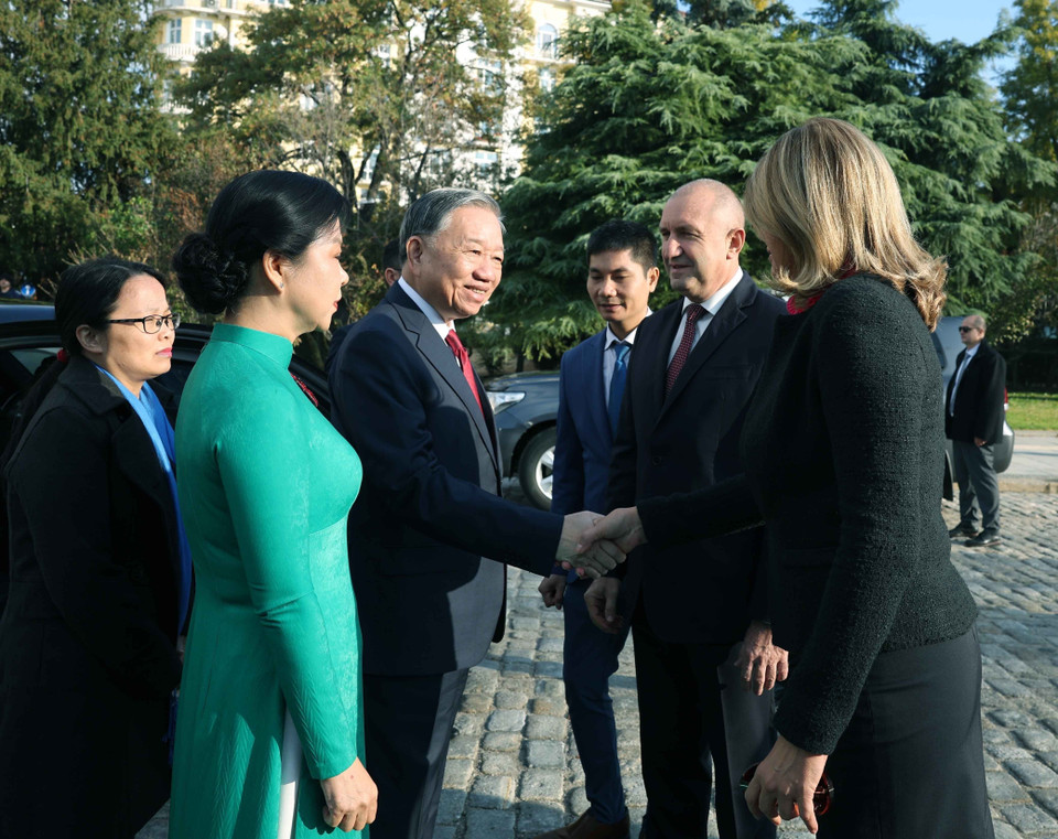 Bulgarian President Rumen Radev and his spouse host a welcoming ceremony for Party General Secretary To Lam and his spouse on their official visit to Bulgaria. (Photo: VNA)