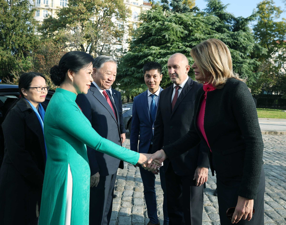 Bulgarian President Rumen Radev and his spouse host a welcoming ceremony for Party General Secretary To Lam and his spouse on their official visit to Bulgaria. (Photo: VNA)