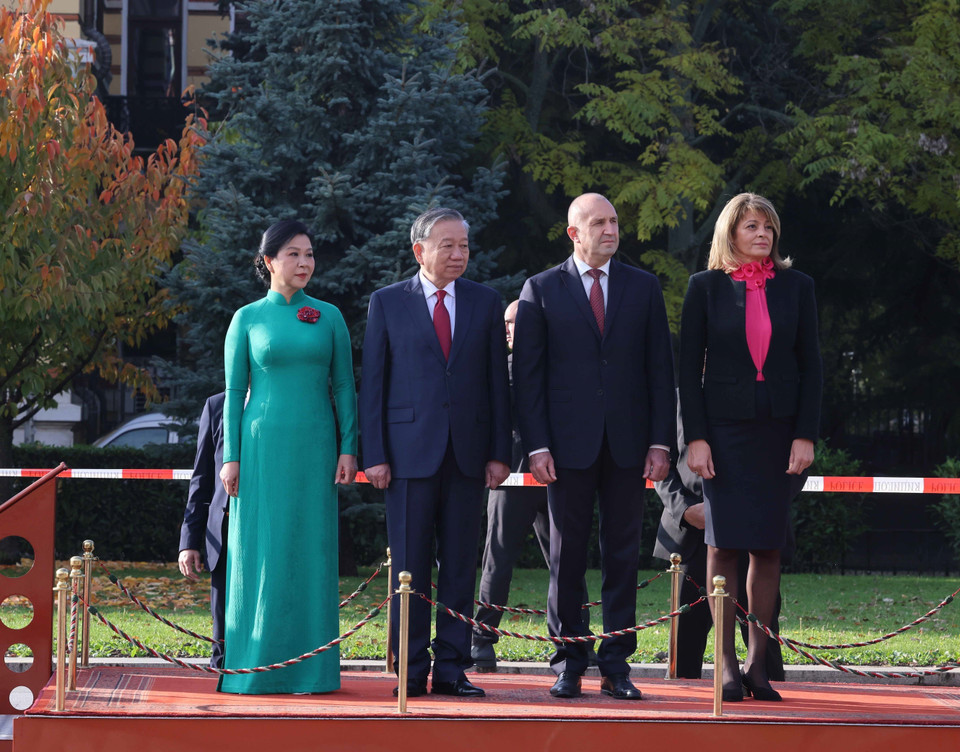Bulgarian President Rumen Radev and his spouse host a welcoming ceremony for Party General Secretary To Lam and his spouse on their official visit to Bulgaria. (Photo: VNA)
