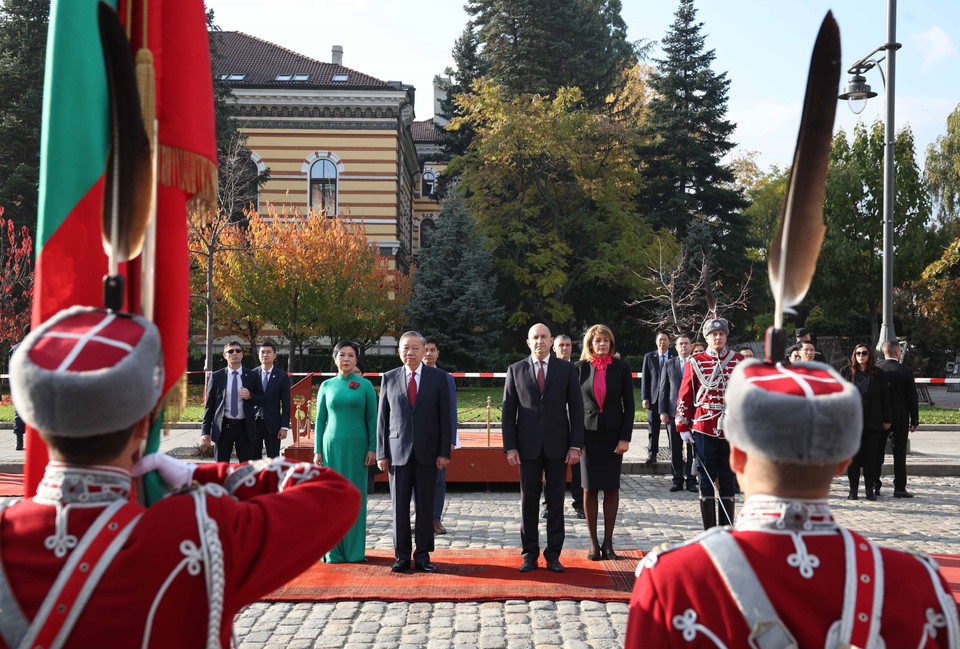 Bulgarian President Rumen Radev and his spouse host a welcoming ceremony for Party General Secretary To Lam and his spouse on their official visit to Bulgaria. (Photo: VNA)