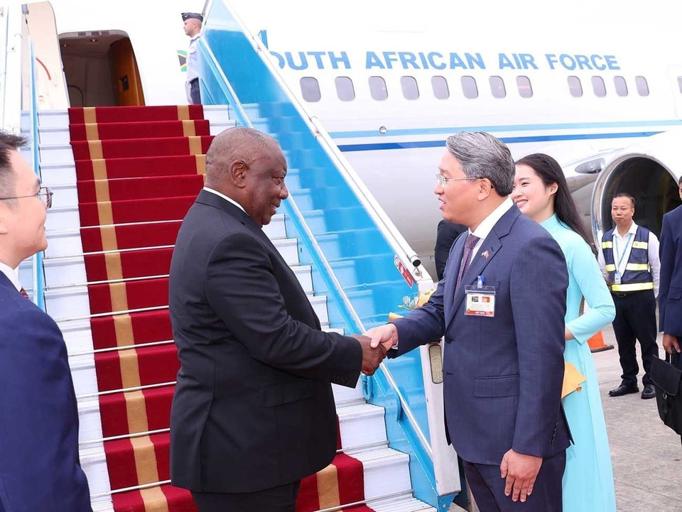 South African President Matamela Cyril Ramaphosa is welcomed at the Noi Bai International Airport, Hanoi. (Photo: VNA)