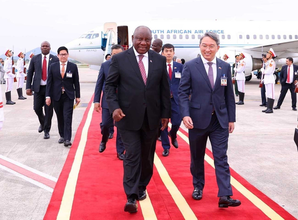 South African President Matamela Cyril Ramaphosa arrives in Hanoi, beginning his State visit to Vietnam from October 23–24 at the invitation of State President Luong Cuong. (Photo: VNA)