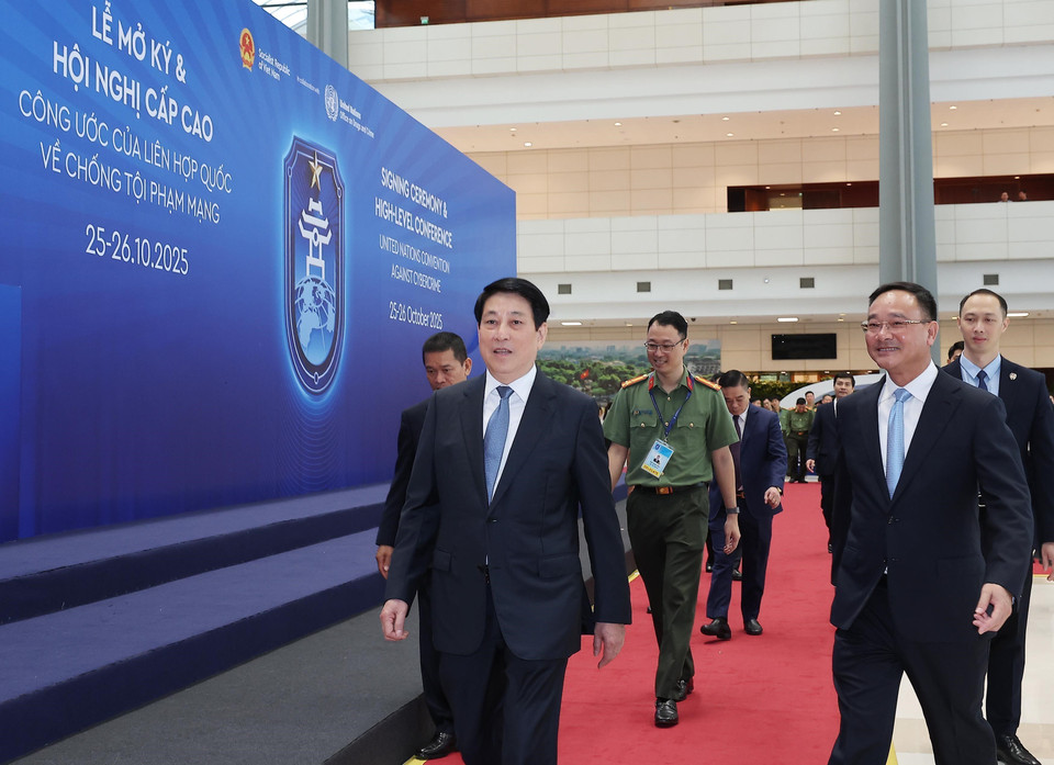 State President Luong Cuong inspects preparations for the opening ceremony of the signing of the United Nations Convention against Cybercrime (Hanoi Convention) at the National Convention Centre in Hanoi. (Photo: VNA)