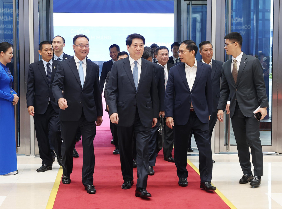 State President Luong Cuong inspects preparations for the opening ceremony of the signing of the United Nations Convention against Cybercrime (Hanoi Convention) at the My Dinh National Convention Centre in Hanoi. (Photo: VNA)