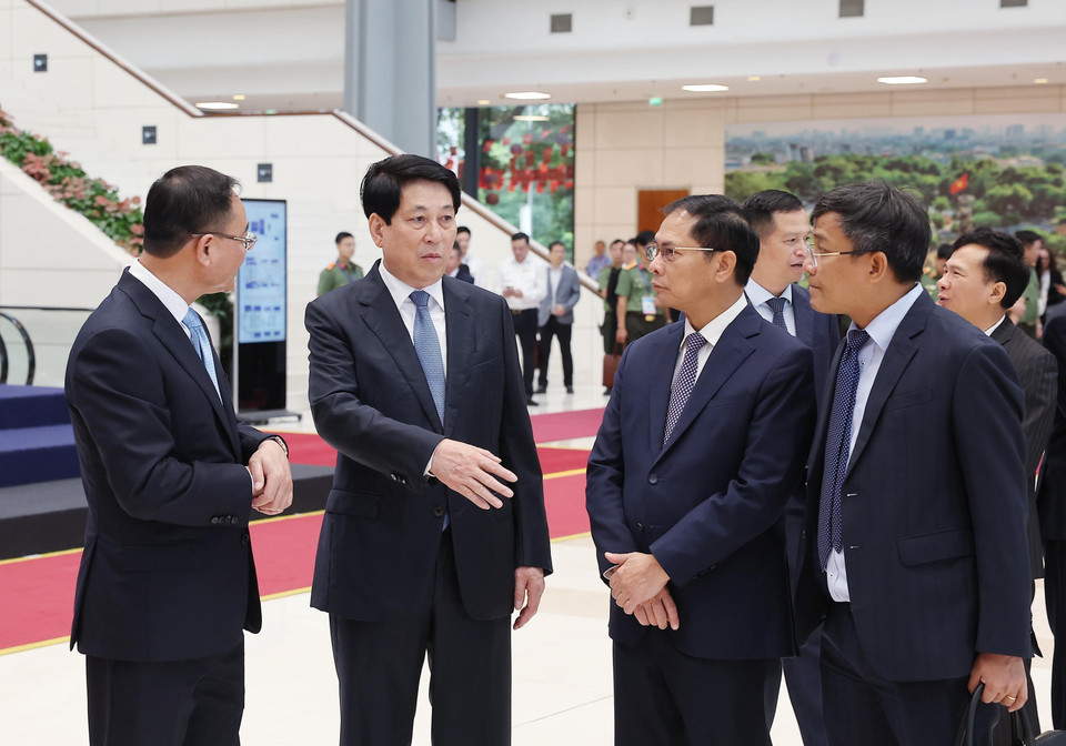 State President Luong Cuong inspects preparations for the opening ceremony of the signing of the United Nations Convention against Cybercrime (Hanoi Convention) at the My Dinh National Convention Centre in Hanoi. (Photo: VNA)