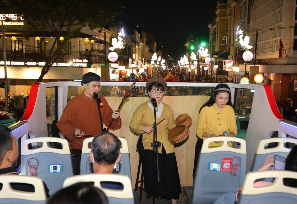 The “Xam on the bus” tour aims to bring traditional “xam” closer to the public, especially young people, through cultural tourism. (Photo: VNA)