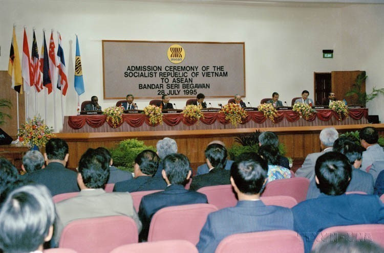 The 28th ASEAN Foreign Ministers’ Meeting in Bandar Seri Begawan, Brunei, where Vietnam was admitted as ASEAN’s 7th official member (1995). (Photo: VNA)