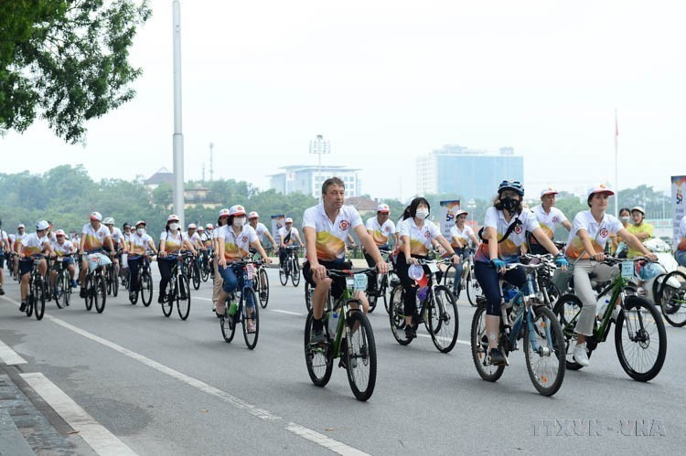 Diplomatic corps cycle in celebration of ASEAN Family Day 2022, co-organised by the Ministry of Foreign Affairs and ASEAN Women’s Circle in Hanoi (August 13, 2022). (Photo: VNA)