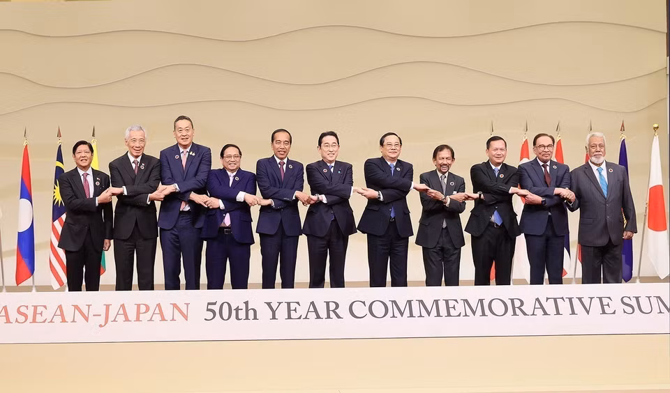 Japanese Prime Minister Kishida Fumio, Prime Minister Pham Minh Chinh and ASEAN leaders at the ASEAN–Japan Commemorative Summit. (Photo: VNA)