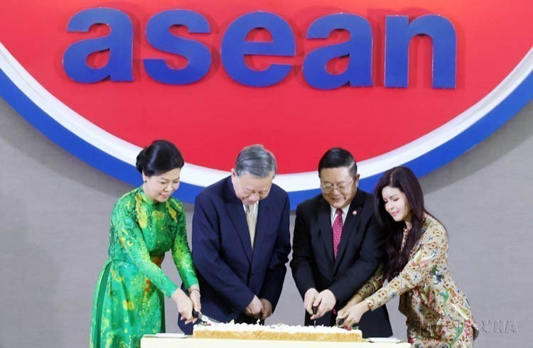Party General Secretary To Lam and spouse join ASEAN Secretary-General Kao Kim Hourn and spouse in cutting a cake to mark the 30th anniversary of Vietnam’s ASEAN membership (Indonesia, March 10, 2025). (Photo: VNA)