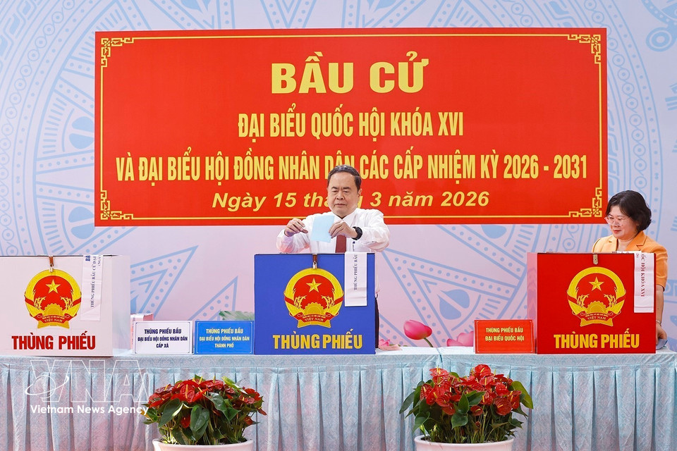National Assembly Chairman Tran Thanh Man casts his ballot at Polling Station No. 14 at Do Van Day Secondary School in Hoc Mon commune, Ho Chi Minh City. (Photo: VNA)