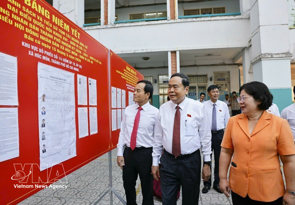 National Assembly Chairman Tran Thanh Man inspects election preparations at Polling Station No. 14 at Do Van Day Secondary School in Hoc Mon commune, Ho Chi Minh City. (Photo: VNA)