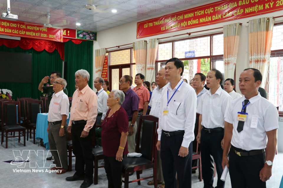 Flag-raising ceremony marking the opening of the election at Polling Station No. 53 in Hai Son hamlet, Long Hai commune, Ho Chi Minh City. (Photo: VNA)