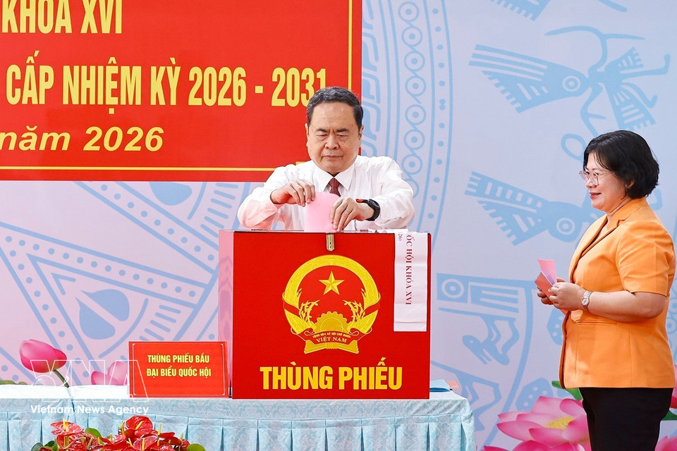 National Assembly Chairman Tran Thanh Man casts his ballot at Polling Station No. 14 at Do Van Day Secondary School in Hoc Mon commune, Ho Chi Minh City. (Photo: VNA)