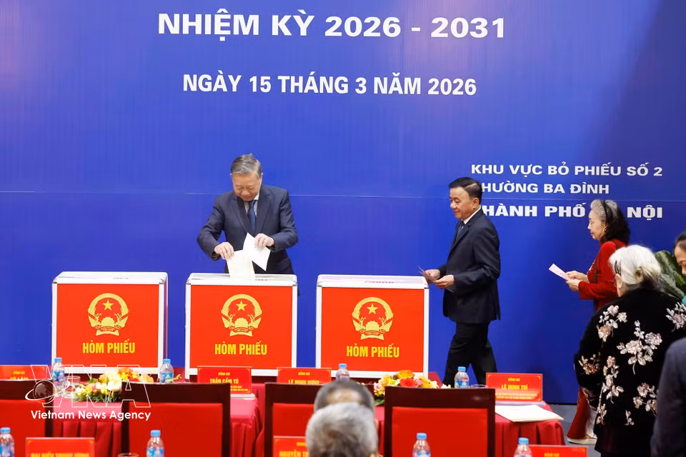 Party General Secretary To Lam casts his ballot at Polling Station No. 02 in Ba Dinh ward, Hanoi.