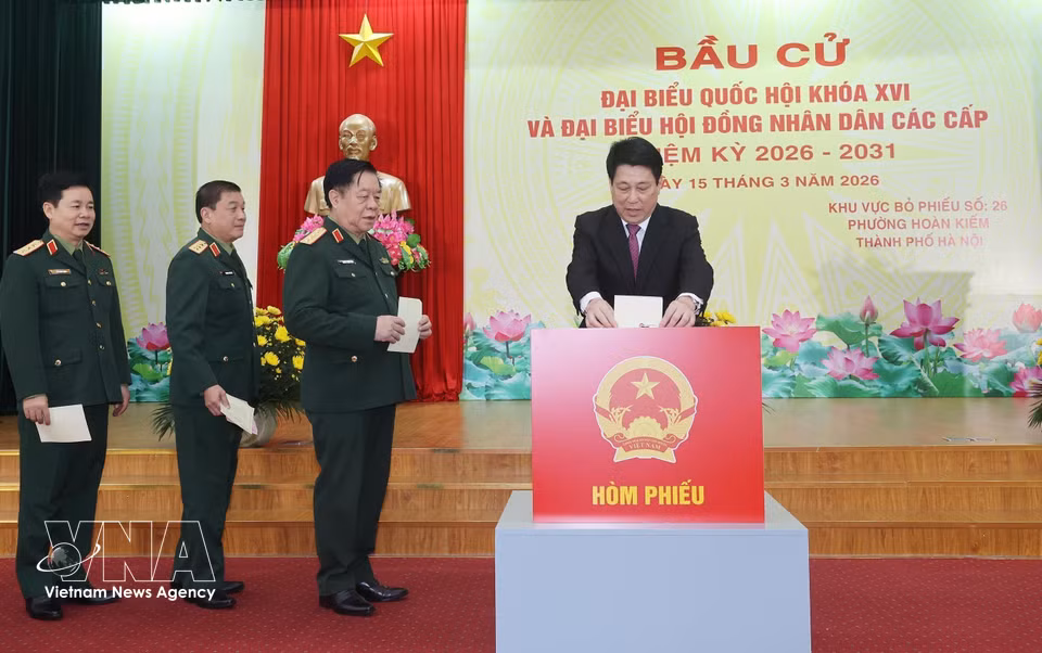 State President Luong Cuong casts his ballot at Polling Station No. 26 in Hoan Kiem ward, Hanoi. (Photo: VNA)