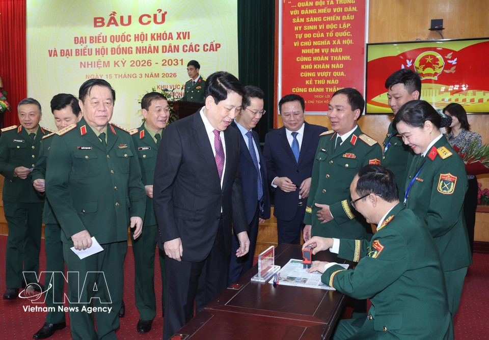 State President Luong Cuong receives his voter card stamped to confirm that he has cast his ballot at Polling Station No. 26 in Hoan Kiem ward, Hanoi. (Photo: VNA)
