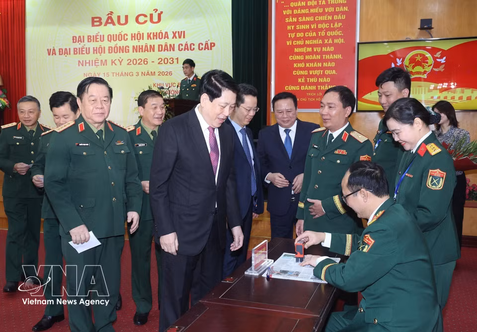 State President Luong Cuong receives his voter card stamped to confirm that he has cast his ballot at Polling Station No. 26 in Hoan Kiem ward, Hanoi. (Photo: VNA)