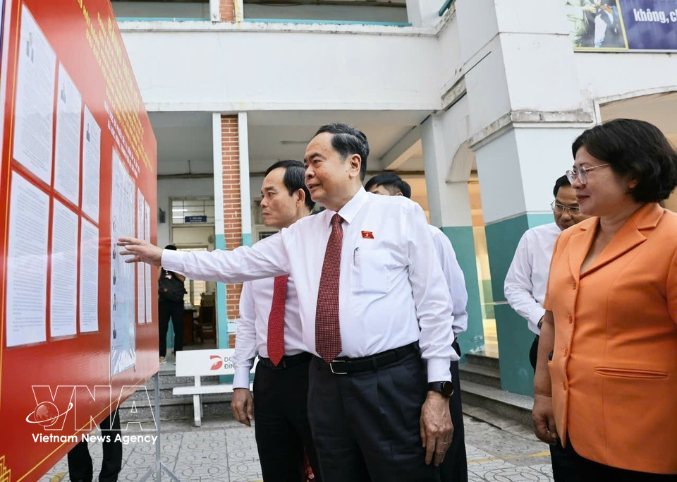 National Assembly Chairman Tran Thanh Man inspects election preparations at Polling Station No. 14 at Do Van Day Secondary School in Hoc Mon commune, Ho Chi Minh City. (Photo: VNA)