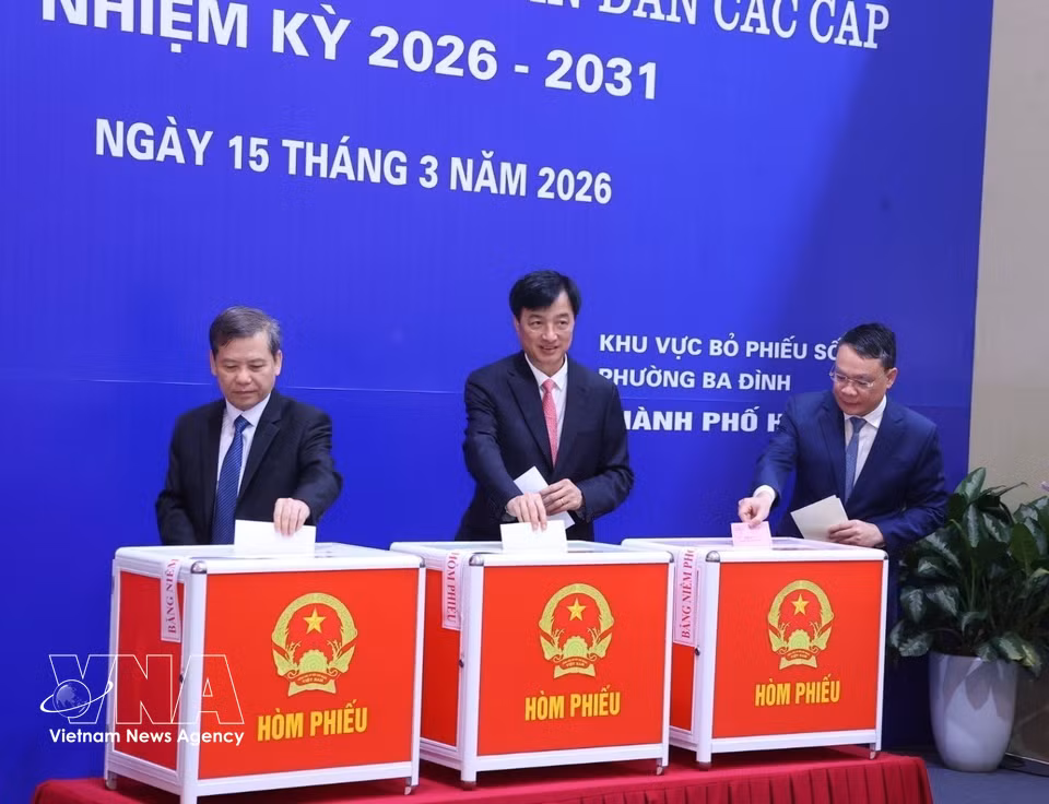 Party and State leaders cast their ballots at Polling Station No. 02 in Ba Dinh ward, Hanoi. (Photo: VNA)