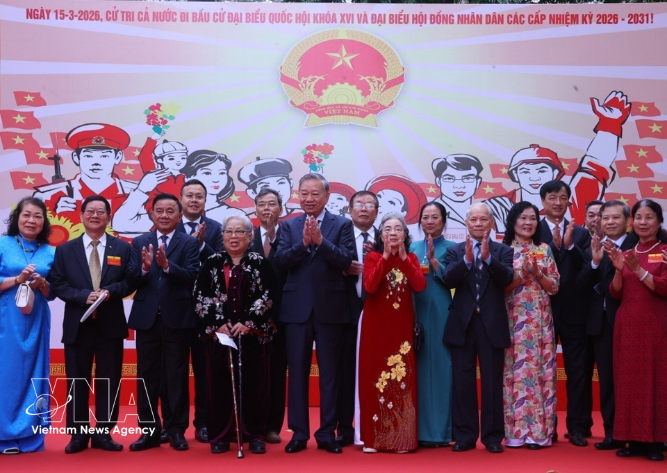 Party General Secretary To Lam and voters at Polling Station No. 02 in Ba Dinh ward, Hanoi. (Photo: VNA)