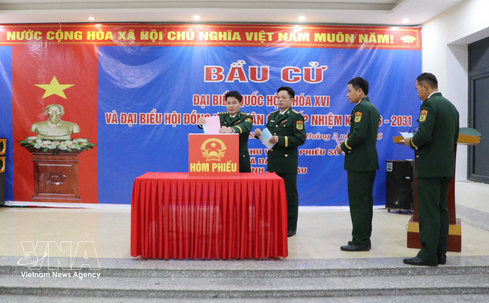 Voters at the Dao San Border Guard Station cast their ballots to elect deputies to the 16th National Assembly and People’s Councils at all levels for the 2026–2031 tenure. (Photo: VNA) ﻿