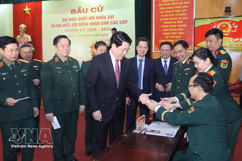 State President Luong Cuong receives his voter card stamped to confirm that he has cast his ballot at Polling Station No. 26 in Hoan Kiem ward, Hanoi. (Photo: VNA)