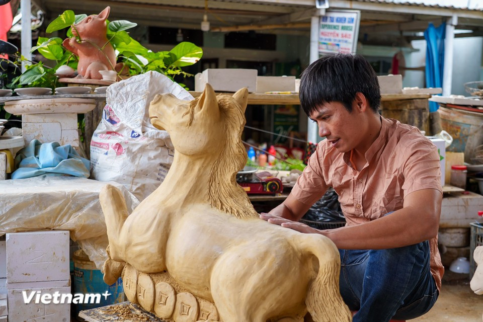 The atmosphere in the pottery workshops is filled with the spirit of Tet. (Photo: Vietnam+)