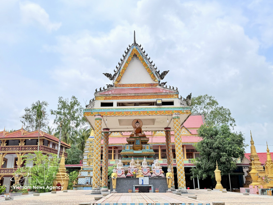Structures within the pagoda grounds reflect traditional Khmer cultural features. (Photo: VNA)