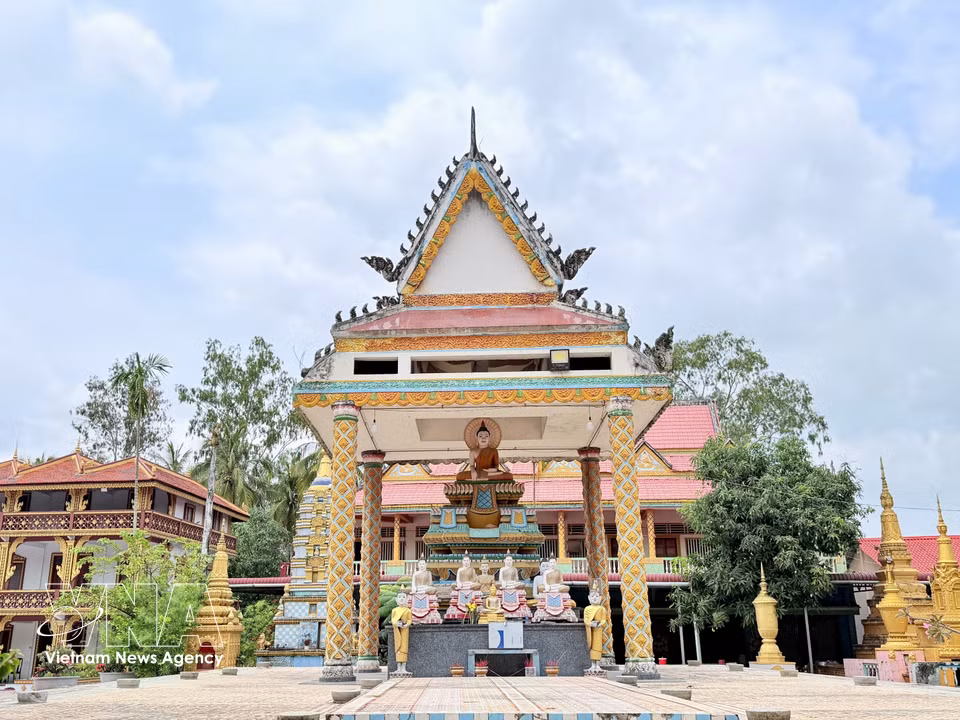 Structures within the pagoda grounds reflect traditional Khmer cultural features. (Photo: VNA)