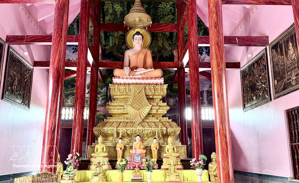 A Buddha statue is enshrined at the centre of the main hall, enhancing the solemn atmosphere of the worship space. (Photo: VNA)