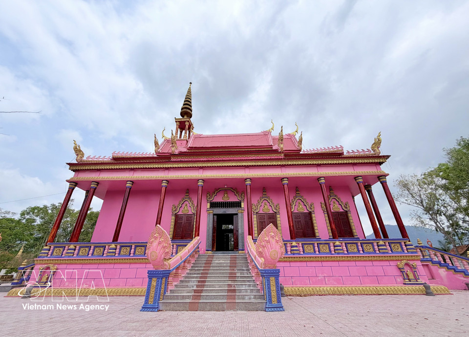 A pair of nine-headed Naga serpents lines the path to the main hall, symbolising protection and sacredness in Khmer Theravada Buddhism. (Photo: VNA)