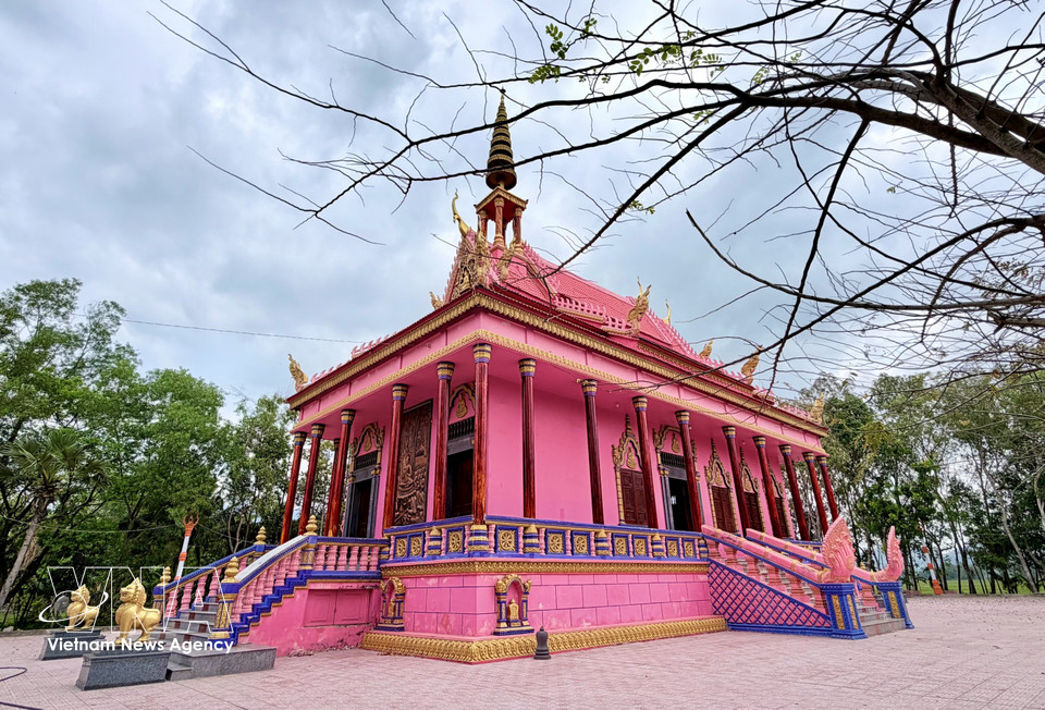 The harmonious pink tones, combined with intricate Khmer motifs, highlight the pagoda’s distinctive architectural style. (Photo: VNA)
